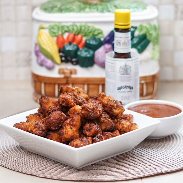 cripsy fried chicken bites with aromatic dipping sauce